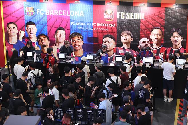 FC바르셀로나 방한을 기념한 ‘FC서울 vs FC바르셀로나’ 팝업스토어는 서울 잠실 롯데월드몰에서 8월3일까지 운영된다. 연합뉴스