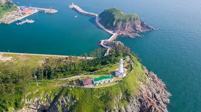 전북 군산 앞바다 외딴섬에 자리한 말도 등대 전경. 군산시 제공