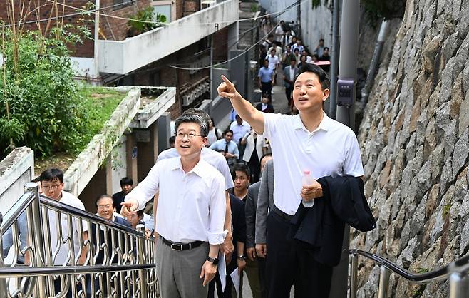오세훈 서울시장이 24일 서울 중구 신당9구역 재개발대상지를 찾아 현장을 살펴보고 있다. 서울시