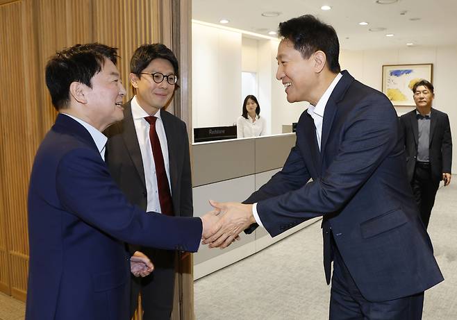 안철수 국민의힘 의원이 24일 오세훈 서울시장과 오찬 회동을 위해 서울시청을 방문해 오시장과 인사하고 있다. 연합뉴스