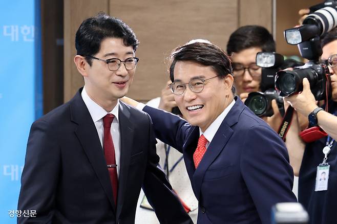 윤상현 격려 받는 주진우 주진우 국민의힘 의원이 24일 국회 소통관에서 당대표 선거 출마를 선언한 뒤 윤상현 의원의 격려를 받고 있다. 박민규 선임기자