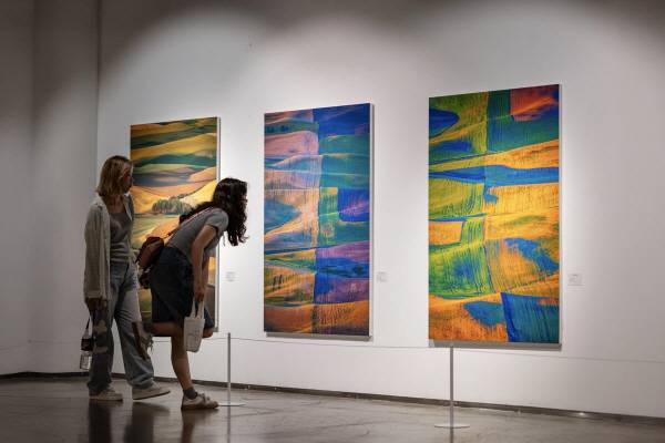 이번 전시는 독특한 사진기법이 관심을 모았다. 유작가는 자신만의 독창적인 사진 표현 기법인 ‘바투바즘(Vatovasm)’을 통해, 사진을 단순한 기록이 아닌 회화적 감성과 상상력을 담은 예술로 승화시켜냈다는 평가를 받고 있다.