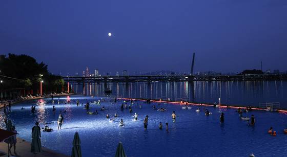 The Nanji wading pool features a 130-meter-wide (426-foot-wide) infinity pool that has gained popularity through word of mouth. It is also known for its beautiful sunsets. [KIM KYOUNG-ROK]