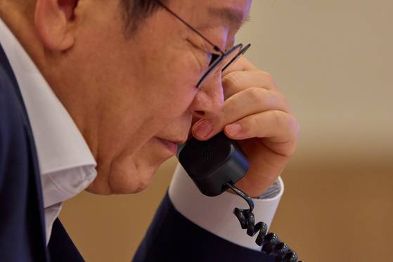 President Lee Jae Myung speaks to Swedish Prime Minister Ulf Kristersson on the phone at the presidential office in Yongsan, central Seoul, on July 24. [NEWS1]