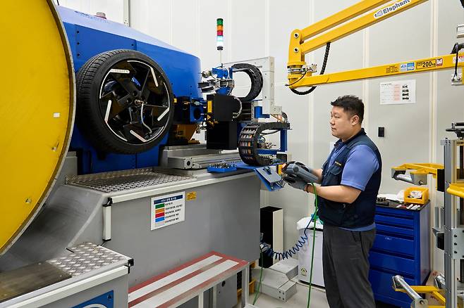 A researcher inspects tires to detect even the slightest vibrations at Hyundai Motor Group's Namyang R&D Center in Hwaseong, Gyeonggi, on July 23. [HYUNDAI MOTOR]