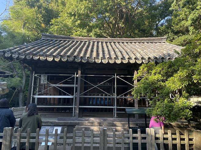 Gwanwoldang, the wooden structure formerly located behind the Great Buddha of Kamakura at Kotoku-in, a renowned Buddhist temple in Japan, before being repatriated to Korea [KOREA HERITAGE SERVICE]