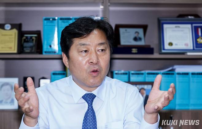 황명선 더불어민주당 최고위원 후보가 지난 15일 서울 여의도 국회의원회관에서 쿠키뉴스와 인터뷰하고 있다. 유희태 기자