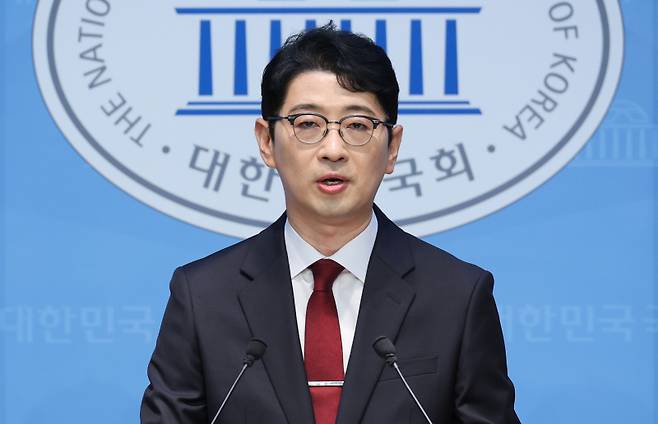 국민의힘 주진우 의원이 24일 서울 여의도 국회 소통관에서 국민의힘 당대표 출마 선언 기자회견을 하고 있다. 연합뉴스
