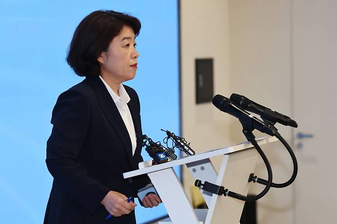 윤석열 전 대통령 부인 김건희 여사와 관련한 각종 의혹 사건을 수사하는 민중기 특별검사팀 오정희 특검보가 8일 서울 종로구 KT광화문빌딩에서 정례 브리핑을 하고 있다. 연합뉴스