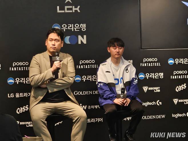 주영달 총감독과 '표식' 홍창현. 송한석 기자