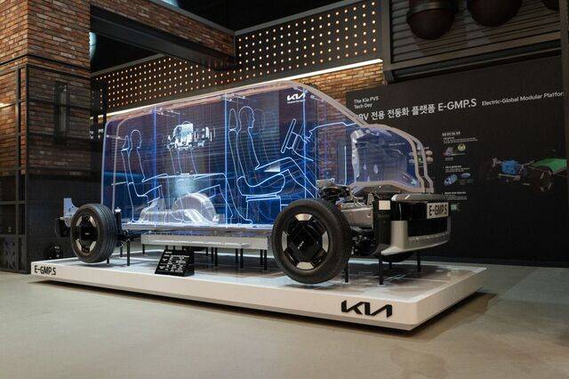 ‘더 기아 PV5 테크데이’가 열린 지난 22일 경기도 광명 아이벡스 스튜디오에 PV5가 전시돼 있다. PV5에 적용된 전동화 플랫폼을 확인하고, 기술 혁신을 통한 사용자 편의성 제고를 어떻게 했는지 볼 수 있도록 외관 대신 투명한 패널을 설치한 모습이다. 기아 제공