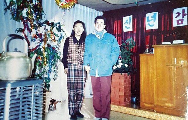 고정희(왼쪽) 선교사가 1994년 대전의 한 교회에서 당시 교회 오빠였던 이성로 선교사와 기념촬영을 하고 있다. 고 선교사 제공
