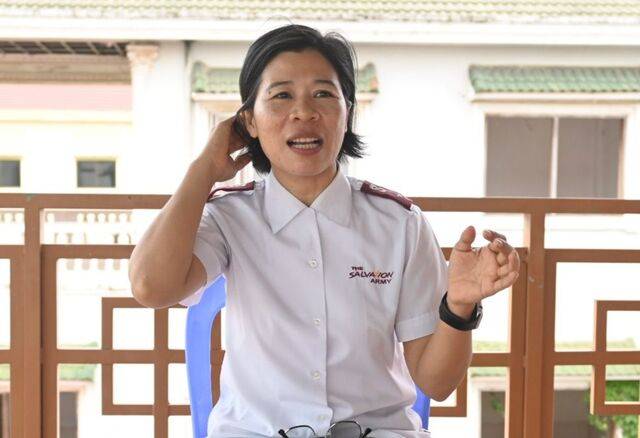 소완 메따 사관이 지난 21일 캄보디아 프놈펜 영문에서 삶과 사역에 대해 설명하고 있다.