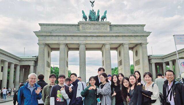 지난달 7일 황성주(왼쪽) 회장을 비롯한 유럽재복음화 팀원들이 독일 통일의 상징인 브란덴부르크 문 앞에서 기념촬영을 하고 있다. 황 회장 제공