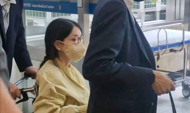 휠체어 타고 퇴원하는 김건희 여사. 연합뉴스