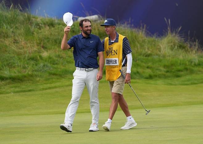 스코티 셰플러와 캐디 테드 스콧(오른쪽). 로이터연합뉴스