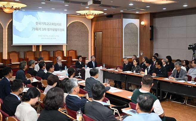 NCCK 실행위원들이 24일 서울 종로구 한국기독교회관에서 차기 총무 추천 인선위원회 구성에 대해 논의하고 있다. 신석현 포토그래퍼