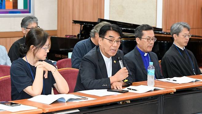 박상규(왼쪽 두 번째) 기장 총회장이 24일 서울 종로구 한국기독교회관에서 열린 NCCK 실행위원회에서 발언하고 있다. 신석현 포토그래퍼