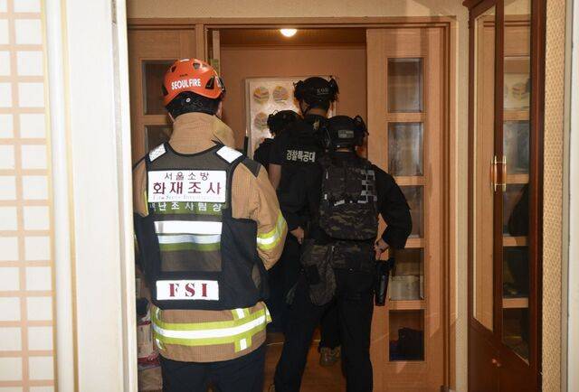 '인천 사제총기 사건' 피의자 자택 수색하는 경찰. 연합뉴스