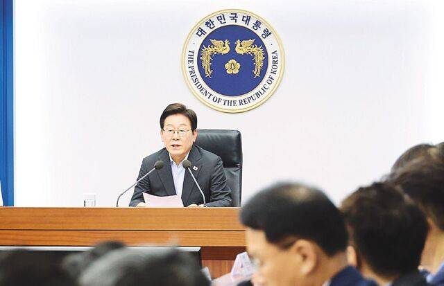 이재명 대통령이 24일 서울 용산 대통령실 청사에서 열린 4차 수석보좌관회의에서 발언하고 있다. 이 대통령은 “사회적 약자에 대한 야만적 인권 침해를 철저히 엄단하겠다”며 정부 차원의 실태 파악과 재발 방지 대책 마련을 주문했다. 김지훈 기자