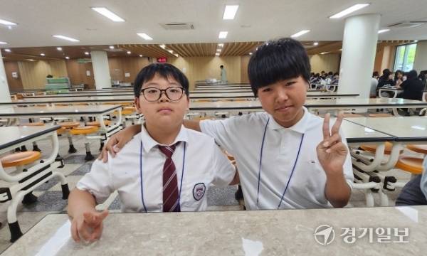 6학년 박세빈군(오른쪽)과 중국인 학생 윌리엄. 박화선기자