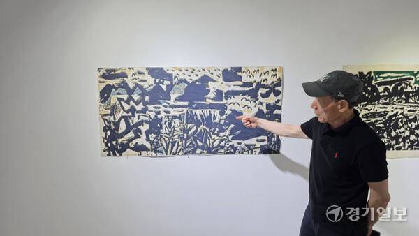 이해균 해움미술관 대표가 손기환 작가의 작품에 관해 설명하고 있다. 이나경기자