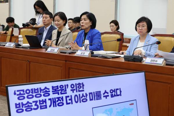 ▲ 지난 1일 서울 여의도 국회 과학기술정보방송통신위원회 회의실에서 열린 '공영방송 복원 위한 방송3법 개정, 더이상 미룰 수 없다' 토론회에서 최민희 위원장이 발언하고 있다. ⓒ연합뉴스