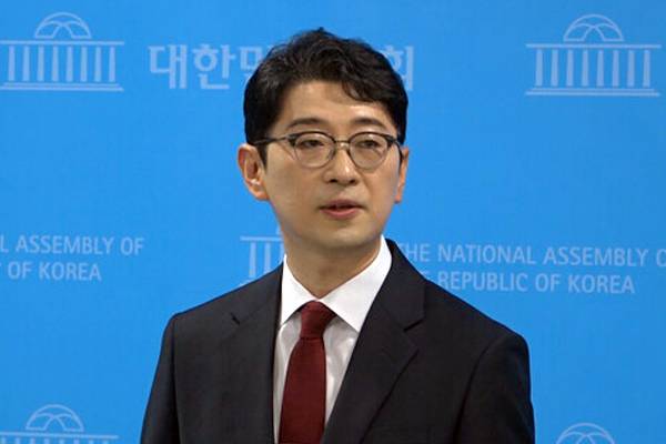 ▲ 주진우 국민의힘 의원이 24일 당 대표 선언 기자회견 후 백브리핑에서 기자들의 질문에 답변하고 있다. 사진=미디어오늘 영상 갈무리