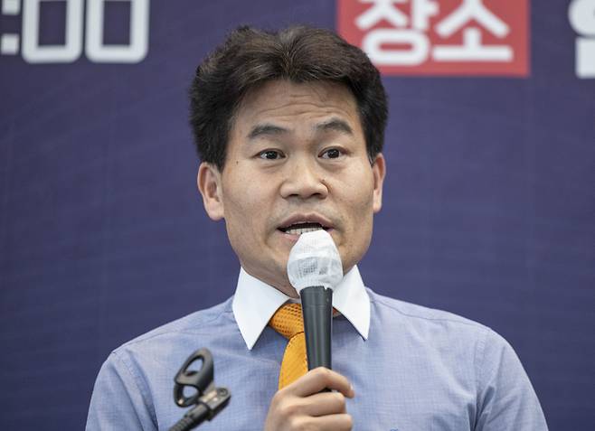 전 한국사 강사 전한길 씨가 지난 4월 16일 서울 중구 프레스센터 국제회의장에서 열린 ‘국민이 국민을 지킨다! 국민수사대 출범식’에 참석해 축사하고 있다. [사진 출처 = 연합뉴스]