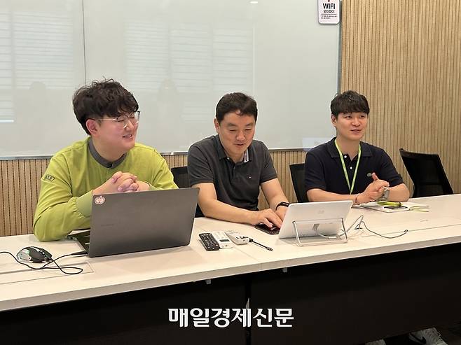 (왼쪽부터) 이한림 풀무원 음성공장 생산공정 담당자, 최원준 공장장, 이윤재 풀무원식품 면 PM. [변덕호 기자]