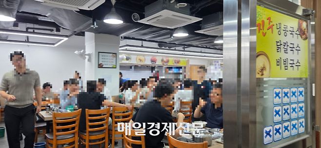 24일 오전 점심께 방문한 서울 여의도 식당가. 직장인들이 식사하고 있는 모습. [권민선 인턴기자]