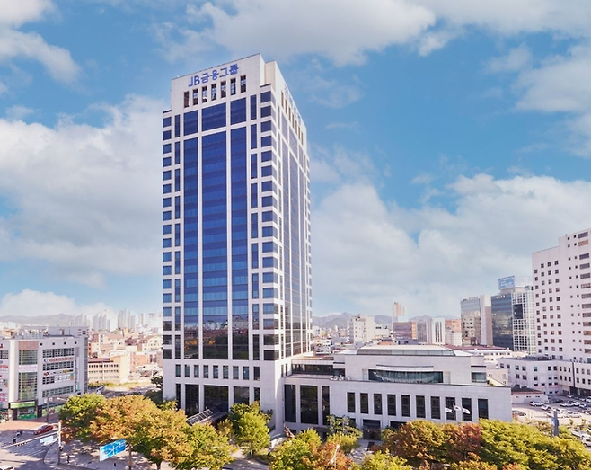 전북특별자치도 전주시 덕진구에 위치한 JB금융지주 본사 <JB금융지주>