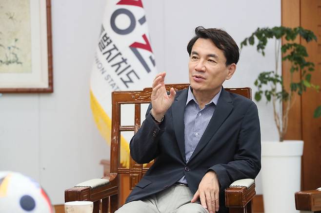 김진태 강원특별자치도지사가 최근 매일경제와 인터뷰하면서 도 현안에 대해 설명하고 있다.
   강원도