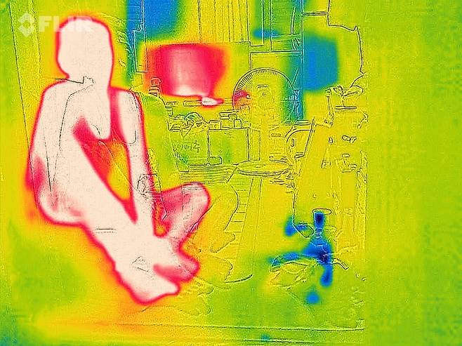 폭염 속 쪽방촌
    (서울=연합뉴스) 서대연 기자 = 서울 한낮 기온이 34도까지 치솟으며 무더운 날씨를 보인 24일 서울역 쪽방촌에서 한 주민이 에어컨이 없는 방에서 더위를 견디고 있다. 
    열화상 카메라 촬영. 온도가 높은 곳은 붉게, 낮은 곳은 푸르게 표시돼 있다. 2025.7.24
    dwise@yna.co.kr
(끝)


<저작권자(c) 연합뉴스, 무단 전재-재배포, AI 학습 및 활용 금지>