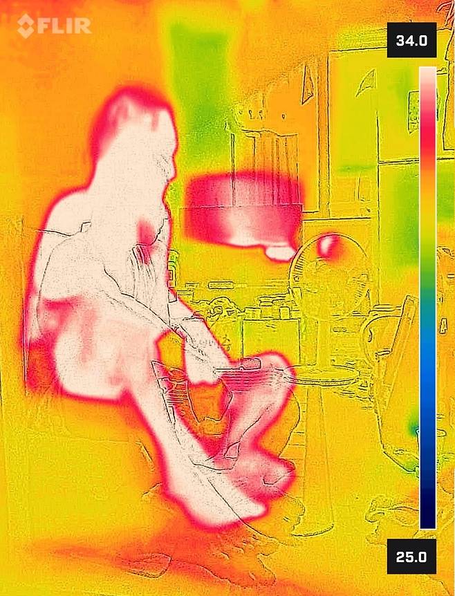 속절없는 쪽방촌의 폭염
    (서울=연합뉴스) 서대연 기자 = 서울 한낮 기온이 34도까지 치솟으며 무더운 날씨를 보인 24일 서울역 쪽방촌에서 한 주민이 에어컨이 없는 방에서 더위를 견디고 있다. 
    열화상 카메라 촬영. 온도가 높은 곳은 붉게, 낮은 곳은 푸르게 표시돼 있다. 2025.7.24
    dwise@yna.co.kr
(끝)


<저작권자(c) 연합뉴스, 무단 전재-재배포, AI 학습 및 활용 금지>