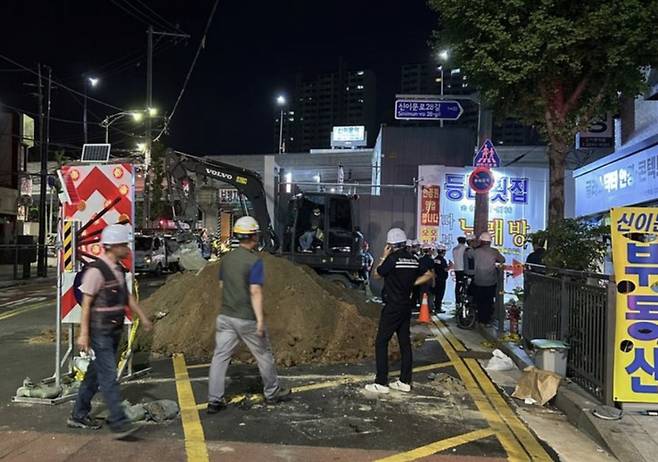 23일 오후 서울 동대문구의 한 공사장에서 지반 침하가 발생해 동대문구와 소방, 경찰 등이 상황을 정리하고 있다/사진=동대문구 제공, 뉴스1