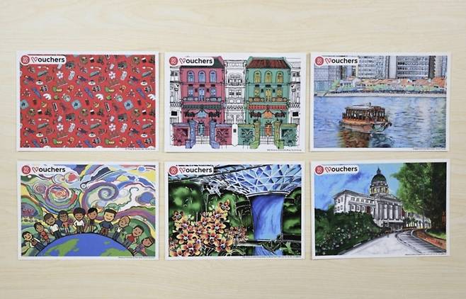 정부가 내수 활성화, 국민 생활 안정을 위해 전 국민을 대상으로 민생회복 소비쿠폰 발급을 시작한 가운데 싱가포르도 내수 진작을 위해 전 국민에게 소비쿠폰을 나눠주기 시작했다.싱가포르 정부가 소비쿠폰과 함께 나눠주는 소비쿠폰 기념 엽서./사진=스트레이츠타임스