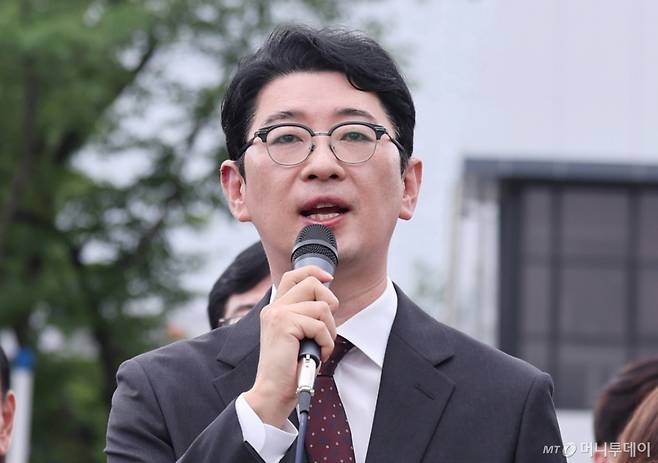 (서울=뉴스1) 박지혜 기자 = 주진우 국민의힘 의원이 1일 서울 용산구 대통령실 앞에서 열린 현장 의원총회에서 김민석 국무총리 후보자 지명 철회를 촉구하고 있다. 2025.7.1/뉴스1 Copyright (C) 뉴스1. All rights reserved. 무단 전재 및 재배포, AI학습 이용 금지. /사진=(서울=뉴스1) 박지혜 기자