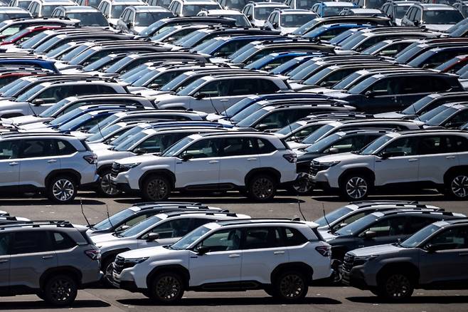 23일 일본 요코하마 항구에서 수출용 자동차들이 주차된 모습. 이날 미국은 일본 자동차에 부과되는 관세를 27.5%에서 15%로 인하하고 일본에 대한 상호관세를 25%에서 15%로 내리는 내용의 무역 합의를 발표했다./AFPBBNews=뉴스1