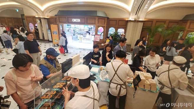 위로약방 넥스트로컬 신세계 백화점 강남점 팝업스토어를 찾는 소비자들이 많다. /사진=정혁수