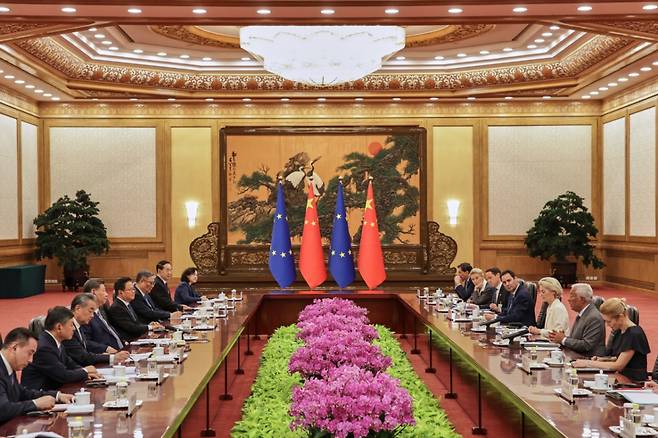 [베이징=AP/뉴시스] 시진핑(왼쪽 네 번째) 국가주석이 24일(현지 시간) 중국 베이징 인민대회당에서 열린 제25차 중국-유럽연합(EU) 정상회의에 참석해 안토니우 코스타 EU 정상회의 상임의장, 우르줄라 폰데어라이엔 EU 집행위원장, 카야 칼라스 EU 외교안보 고위대표와 회담하고 있다. 2025.07.24