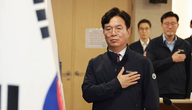 김영훈 고용노동부 장관이 23일 서울 중구 서울고용노동청에서 취임 이후 첫 전국 기관장 회의를 개최, '안전한 일터 프로젝트'를 본격 추진한다고 밝혔다.   김영훈 장관이 기관장 회의에서 국민의례를 하고 있다. (고용노동부 제공. 재판매 및 DB 금지) 2025.7.23/뉴스1  Copyright (C) 뉴스1. All rights reserved. 무단 전재 및 재배포,  AI학습 이용 금지. /사진=뉴스1