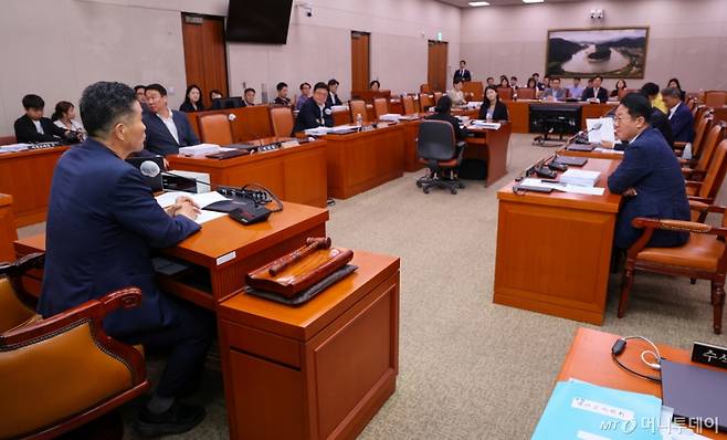 (서울=뉴스1) 안은나 기자 = 10일 서울 여의도 국회에서 열린 제427회국회(임시회) 제1차 농림축산식품법안심사소위원회에서 이원택 소위원장이 양곡관리법 등 농업 4법 심사에 앞서 발언하고 있다. 2025.7.10/뉴스1 Copyright (C) 뉴스1. All rights reserved. 무단 전재 및 재배포, AI학습 이용 금지. /사진=(서울=뉴스1) 안은나 기자