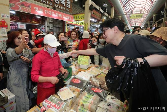 (청주=뉴스1) 김용빈 기자 = 한동훈 국민의힘 대선 경선 후보가 28일 오후 충북 청주시 육거리종합시장에서 시민, 지지자들과 인사하고 있다. 2025.4.28/뉴스1  Copyright (C) 뉴스1. All rights reserved. 무단 전재 및 재배포,  AI학습 이용 금지. /사진=(청주=뉴스1) 김용빈 기자