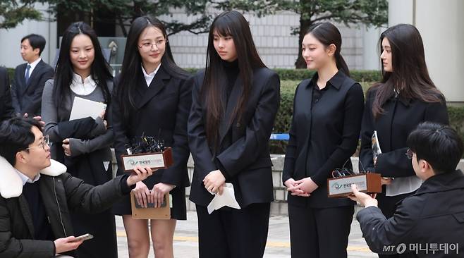 [서울=뉴시스] 추상철 기자 = 그룹 뉴진스(NJZ 하니, 민지, 혜인, 해린, 다니엘)가 7일 오후 서울 서초구 서울중앙지방법원에서 열린 '어도어, 뉴진스 상대 기획사 지위보전 및 광고계약 체결 등 금지 가처분' 심문기일을 마친 후 취재진의 질문에 답변하고 있다.  /사진=추상철