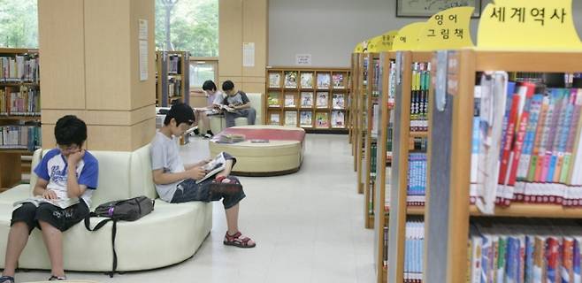 석수도서관 열람실에서 책을 읽고 있는 어린이들 모습./사진제공=안양시