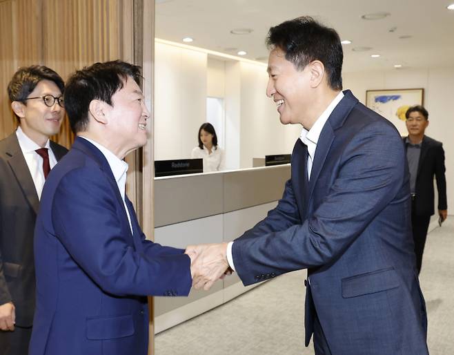안철수 국민의힘 의원이 당 전당대회를 앞두고 24일 오세훈 서울시장과 오찬 회동을 가졌다. 국민의힘 당권주자인 안철수 의원이 24일 서울 중구 서울시청을 찾아 오세훈 서울시장과 오찬회동에 앞서 인사를 나누고 있다. /사진=(공동취재)