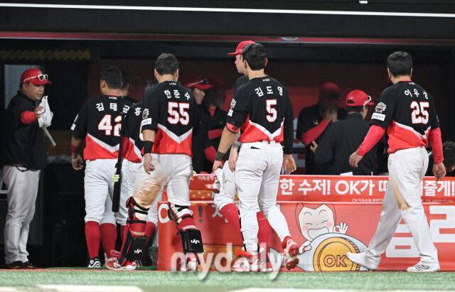 21일 오후 경기도 수원시 조원동 수원kt위즈파크에서 진행된 '2025 프로야구 KBO리그' kt위즈와 KIA타이거즈의 경기.기아 선수들이 1-3로 패한 뒤 아쉬워 하고 있다.