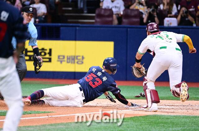 2025년 7월 23일 오후 서울 고척스카이돔에서 열린 '2025 신한 SOL뱅크 KBO 리그' 롯데 자이언츠와 키움 히어로즈의 경기. 롯데 2루 주자 박승욱이 5회초 2사 1.2루서 고승민의 1타점 적시타 때 슬라이딩을 하며 홈에 들어가고 있다./고척 = 유진형 기자