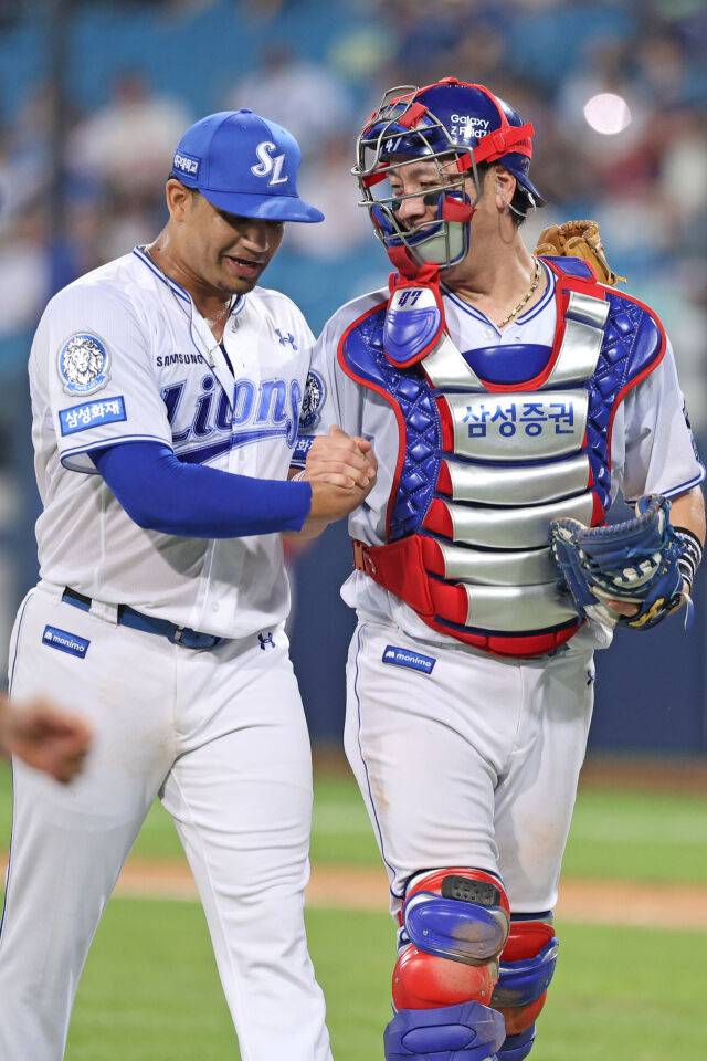 삼성 라이온즈 헤르손 가라비토와 강민호./삼성 라이온즈